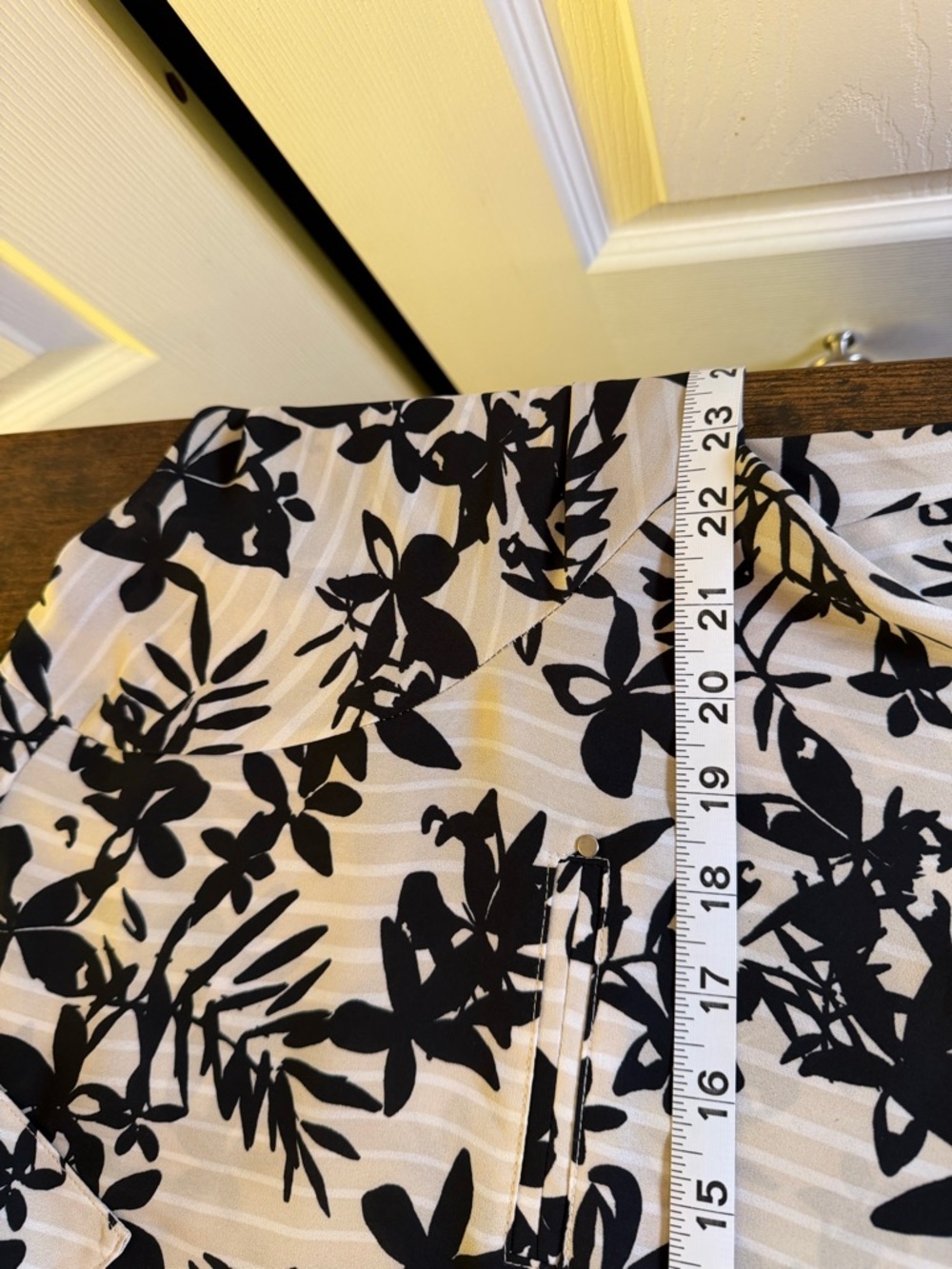 Apt. 9 Black & White Floral Button-Front Blouse Excellent Condition - Picture 5 of 10